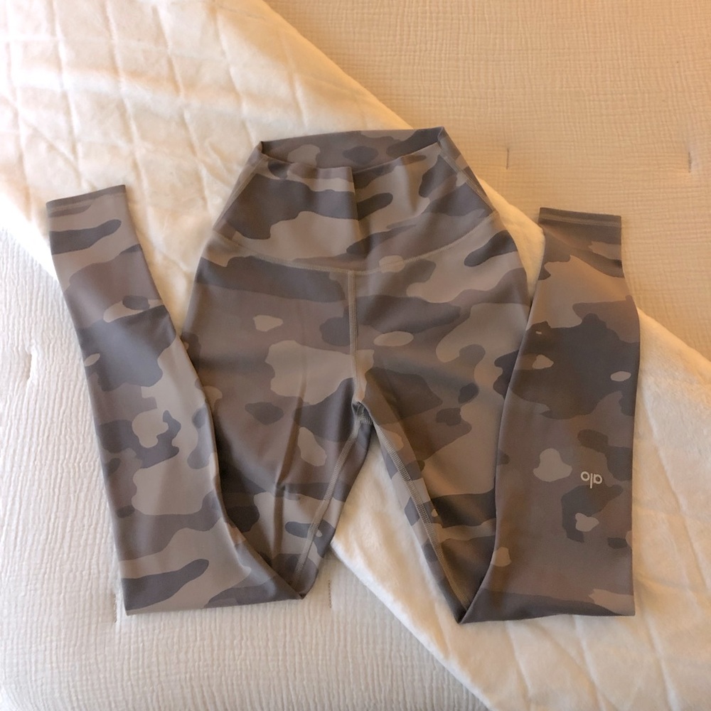 ALO YOGA
Vapor Camo-Print High-Waist Performance Leggings